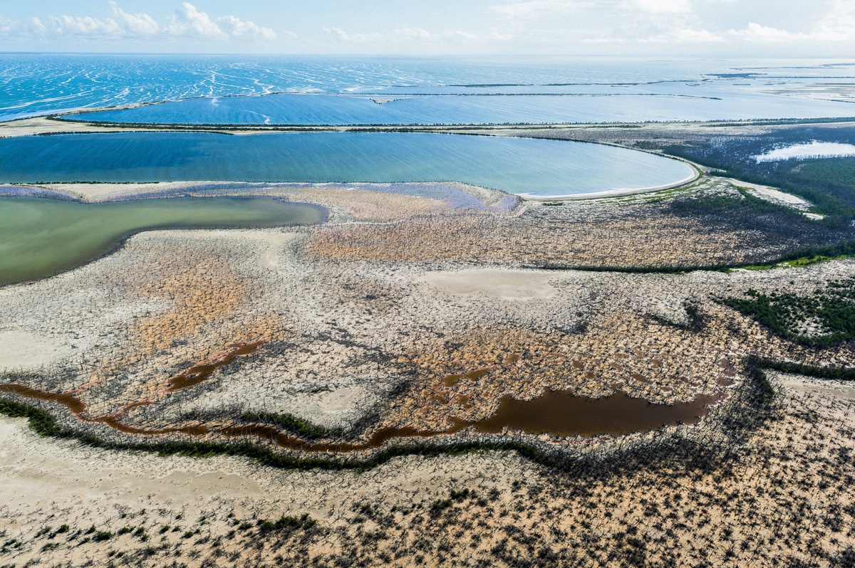  Nhưng ở Cuba, việc chụp ảnh trên không là một thử thách khó khăn. Jovaiša đã phải tự mua một máy bay để bay qua hòn đảo và chụp ảnh.  