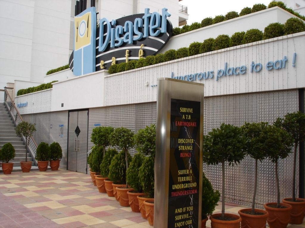 Quán cà phê thảm họa, Tây Ban Nha: Nơi này dành cho những người tò mò muốn trải nghiệm cảm giác gặp động đất khi đang ăn. Du khách được đưa xuống lòng đất tới một hang động được bài trí thành nhà hàng, nơi sẽ có một cơn động đất giả mạnh 7,8 độ richer khiến bàn ghế rung chuyển và làm đổ cốc chén. Nhà hàng này không dành cho người yếu tim và được coi là một trong những nhà hàng độc đáo nhất thế giới. 