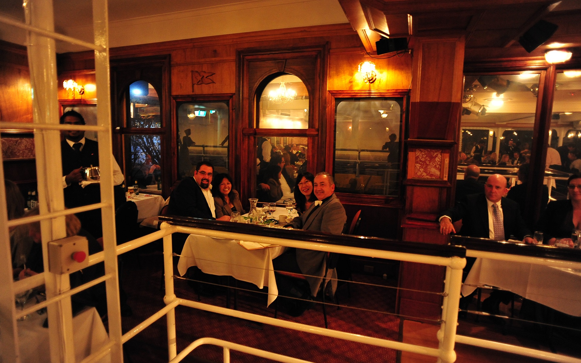 Nhà hàng Titanic Theatre, Australia: Nhà hàng mô phỏng lại bên trong tàu Titanic với độ chuẩn xác tới không ngờ. Khi vào cửa, du khách sẽ được hỏi là muốn ngồi khoang hạng nhất hay hạng thường để xem buổi biểu diễn của thuyền trưởng. Dịch vụ tốt, nhân viên mặc trang phục đúng kiểu trên tàu Titanic, đồ ăn và rượu ngon đem lại cho du khách kỷ niệm độc đáo và khó quên.