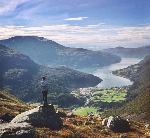 Rise chụp lại khung cảnh Skåla, Na Uy. 