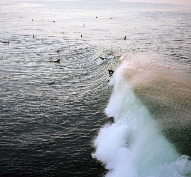 Anh cũng không bỏ qua những tay lướt sóng trên mặt biển tuyệt đẹp. 