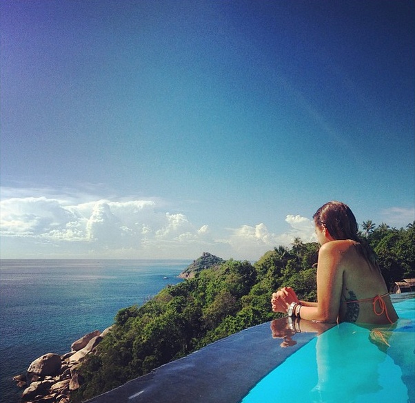 Bạn sẽ muốn được chui vào hành lý của Alexandra Baackes (@alexinwanderland) và trải nghiệm những chuyến đi của cô, dù là thư giãn ở một bể bơi vô cực tại Koh Tao, Thái Lan... 