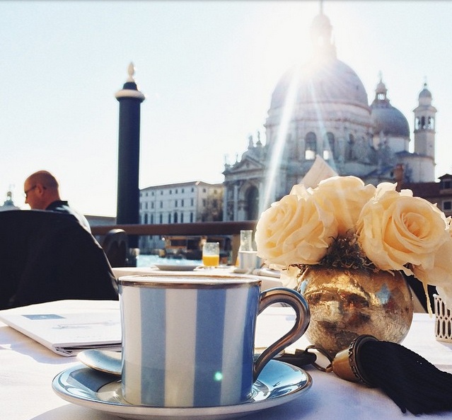 Ảnh của Kristen Alana (@kristenalana) từng được đăng tải trên Huffington Post và Harpers Bazaar.  Cô tới những nơi hấp dẫn như Venice.