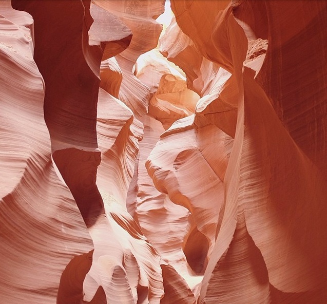 Matt Gee (@mattbg) rất có khiếu chụp ảnh phong cảnh, như hẻm núi Antelope ở Arizona chẳng hạn.