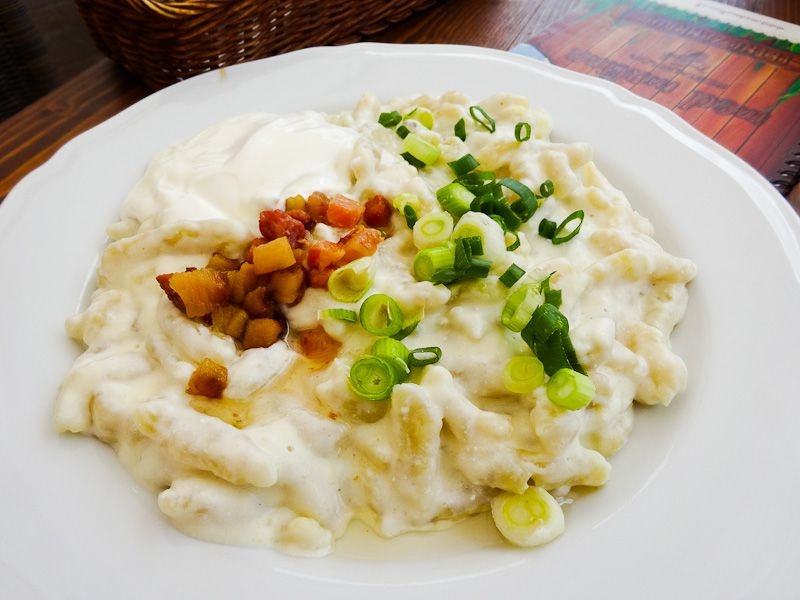 Bryndzové Halušky (Slovakia): Món ăn truyền thống của Slovakia này được làm từ khoai tây, phô mai cừu và thịt hun khói. Vị ngậy của khoai tây với phô mai và vị đậm đà của thịt hun khói khiến du khách khó lòng quên được. Ảnh: Happinessplunge.com.