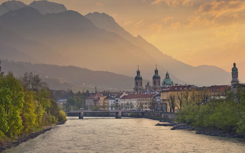 10. Áo: Lượng khách quốc tế tới đây vào năm 2013 là 24,8 triệu lượt. Trung bình mỗi du khách tiêu <abbr class=