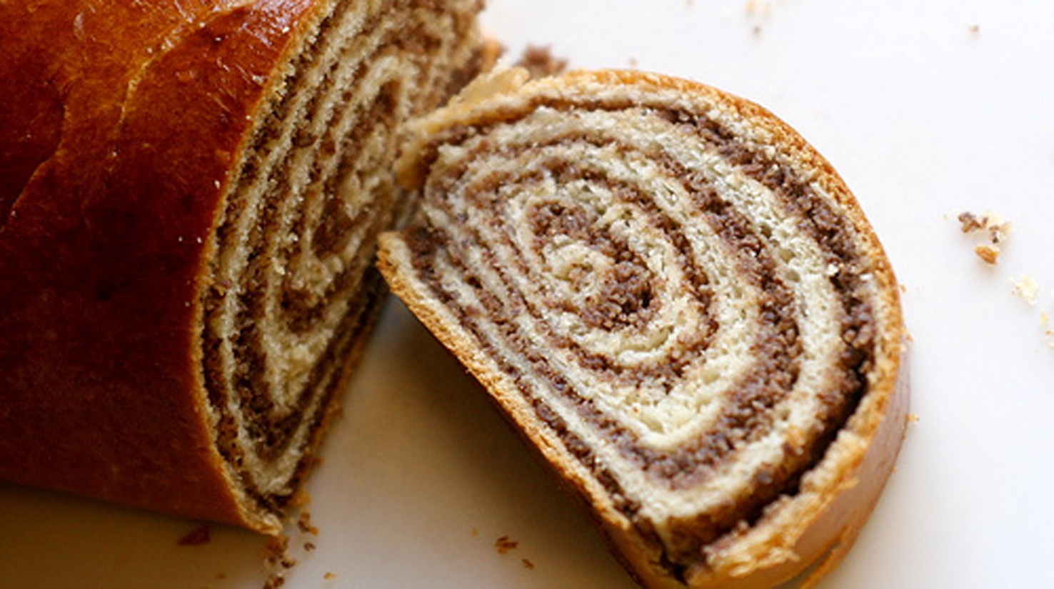 Potica (Slovenia): Món bánh cuộn này được làm từ bột, trứng, đường, bơ và quả óc chó, thường được dùng làm món tráng miệng. Nếu là người thích bánh và đồ ngọt, bạn không nên bỏ qua món này khi tới Slovenia. Ảnh: Bestofpueblo.com.