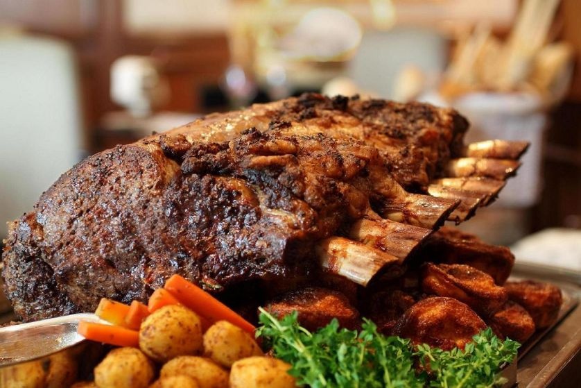 Món nướng ngày chủ nhật - Sunday Roast (Anh): Vào thế kỷ 19 và đầu thế kỷ 20, công nhân nhà máy chỉ được nghỉ chủ nhật. Đó là thời gian món Sunday Roast xuất hiện và trở nên phổ biến bởi món này rất hợp với các buổi tụ họp của gia đình, bạn bè. Sunday Roast thường có thịt nướng, khoai tây hoặc khoai tây nghiền, bánh pudding, rau củ và nước sốt thịt. Ảnh: Mrsoaroundtheworld.com.