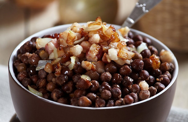 Pelèkie Zirni Ar Spekìtí (Latvia): Với nguyên liệu chính là đậu, thịt hun khói và hành, đây là món ăn lý tưởng cho những ngày trời lạnh.