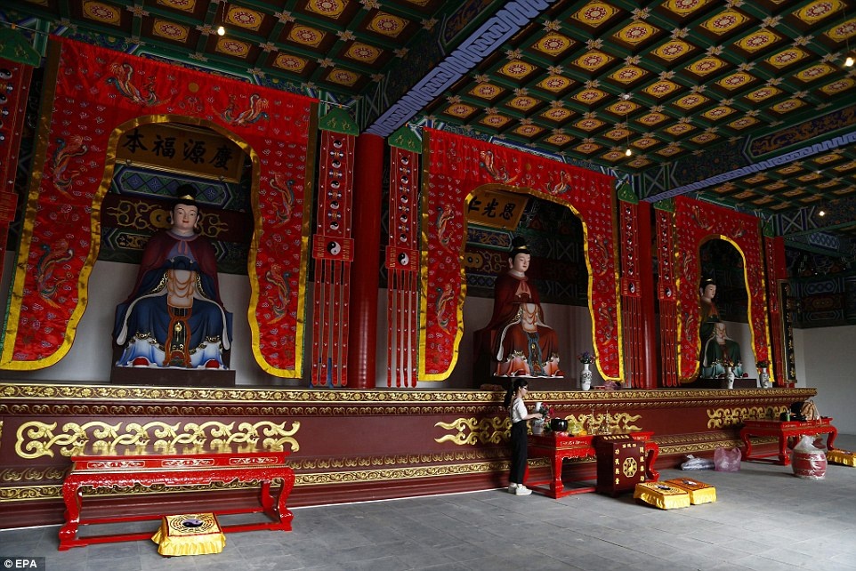 Các nhà đầu tư đã mạnh tay chi tiền cho dự án Hengdian World Studios - phim trường ngoài trời lớn nhất thế giới.