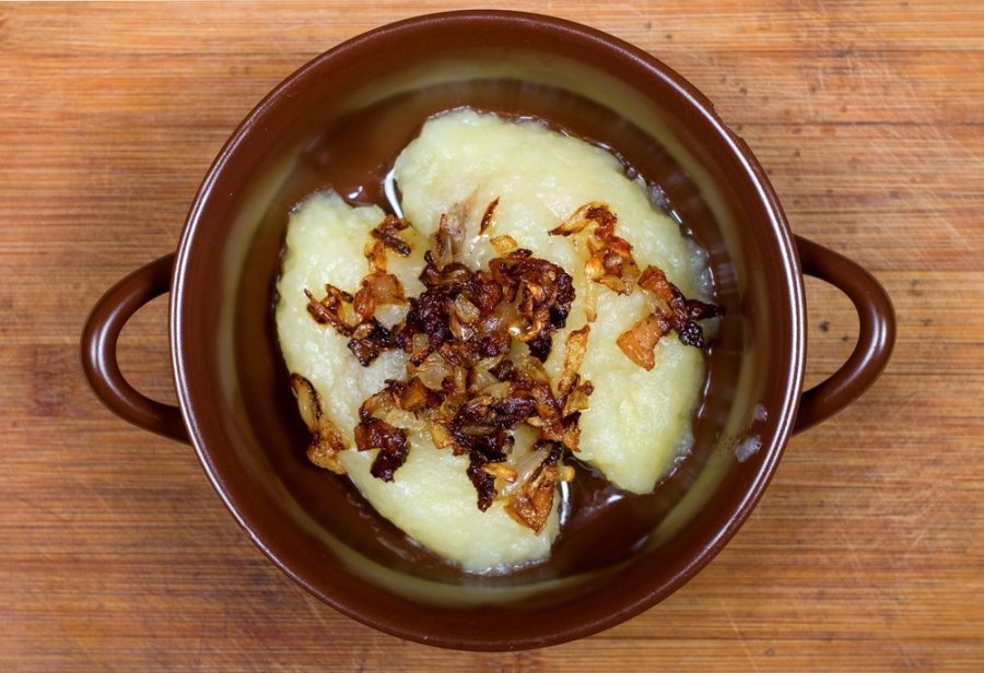 Cepelinai (Lithuania): Đây là món bánh rất phổ biến ở Lithuania, với lớp vỏ bằng bột khoai tây và nhân thịt, nấm. Bánh được hấp chín và ăn nóng.