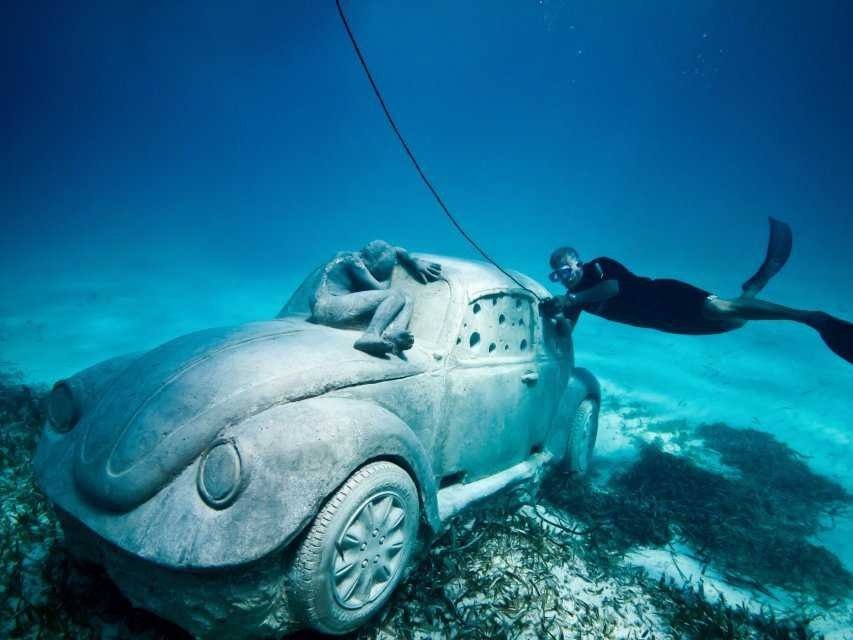 Roberto Díaz Abraham, một trong những người sáng lập bảo tàng, cho biết bộ sưu tập này thể hiện “nghệ thuật trò chuyện”. Mỗi bức tượng có các các góc thụt và kẽ nứt đặc biệt để các loài sinh vật biển có thể sinh sống.