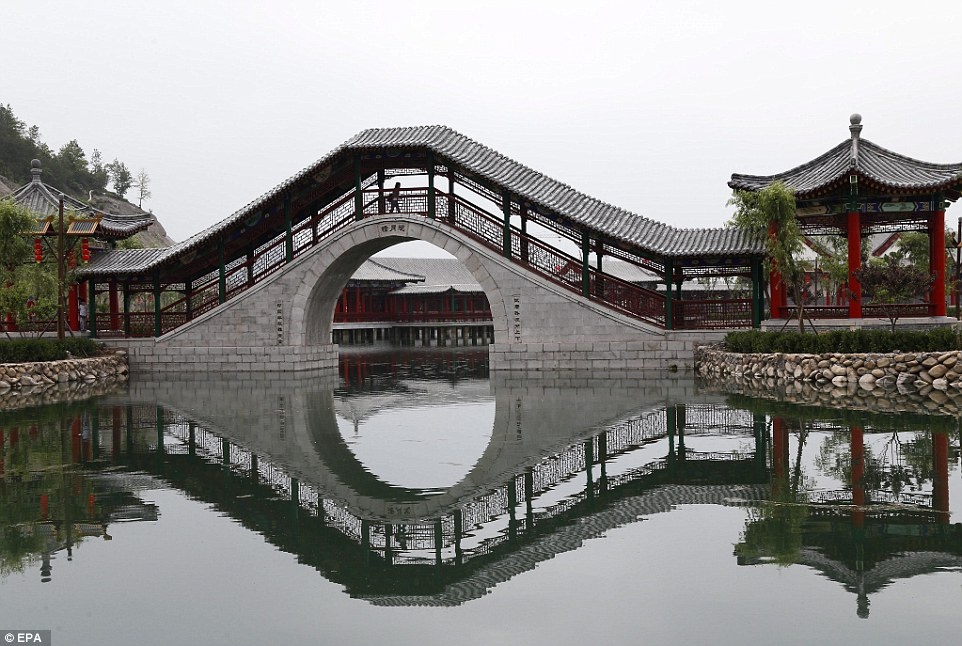 Với chi phí 30 tỷ nhân dân tệ, dự án tái hiện lại các đền đài, tượng, cầu và thác nước cho các bộ phim và cho du khách thưởng lãm.