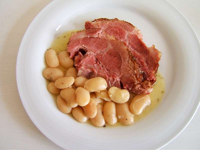 Judd mat Gaardebounen (Luxembourg): Phần thịt nạc vai được ngâm nước qua đêm, sau đó đem luộc qua rồi hầm với tỏi tây, cà rốt và hành trong khoảng 2 tiếng. Món này thường được ăn kèm đậu và nước sốt. 