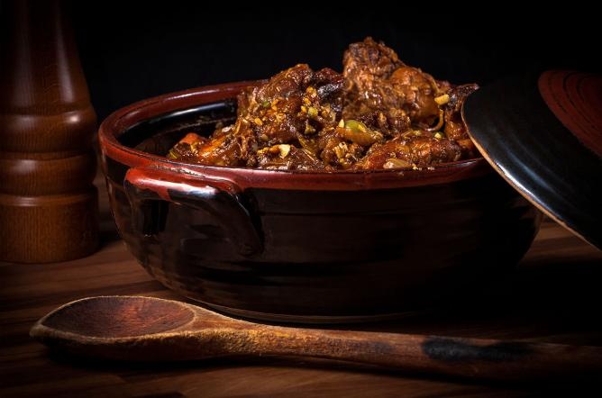 Fenkata (Malta): Fenkata là món thỏ hầm khoai tây được chia làm hai phần. Đầu tiên, nước hầm thỏ được rưới lên mì Ý. Sau đó, phần thịt thỏ và khoai tây còn lại được dọn ra đĩa ăn riêng. Ảnh: Theculturetrip.com.