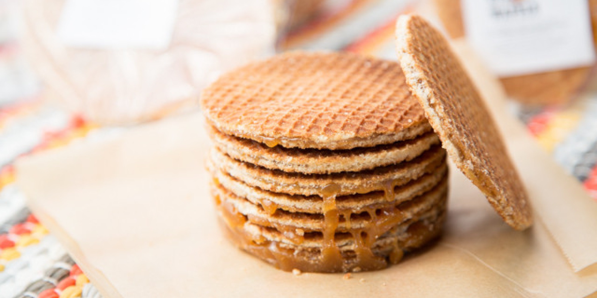Stroopwafel (Hà Lan): Đây là một loại bánh quế được làm từ hai lớp bánh mỏng với nhân xi-rô ở giữ và nướng giòn. Đây là món ăn vặt phổ biến, được bày bán trên nhiều con phố ở Hà Lan.  Ảnh: Huffingtonpost.com