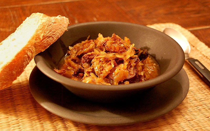 Bigos (Ba Lan): Còn được gọi là “món hầm của thợ săn”, trước kia Bigos thường được nấu vào đầu mùa săn bắn, hiện tại bạn có thể thưởng thức món này quanh năm. Bigos được nấu tứ nhiều loại thịt (lợn thỏ..), xúc xích,rau củ, thường là khoai tây, thêm mật ong, nấm và các loại gia vị khác. Món này được ăn kèm với khoai tây nghiền hoặc bánh mì lúa mạch đen. Ảnh: Rafalkosik.com