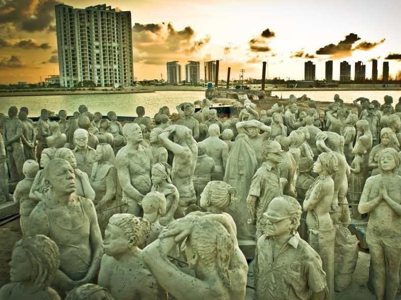 Có hai bộ sưu tập được trưng bày tại bảo tàng: Salon Manchones (gồm 475 tượng nằm ở độ sâu 8 m) và Punta Nizuc (nằm ở khu vực nước nông khoảng 4 m, du khách có thể đi tàu bán ngầm thay vì lặn).