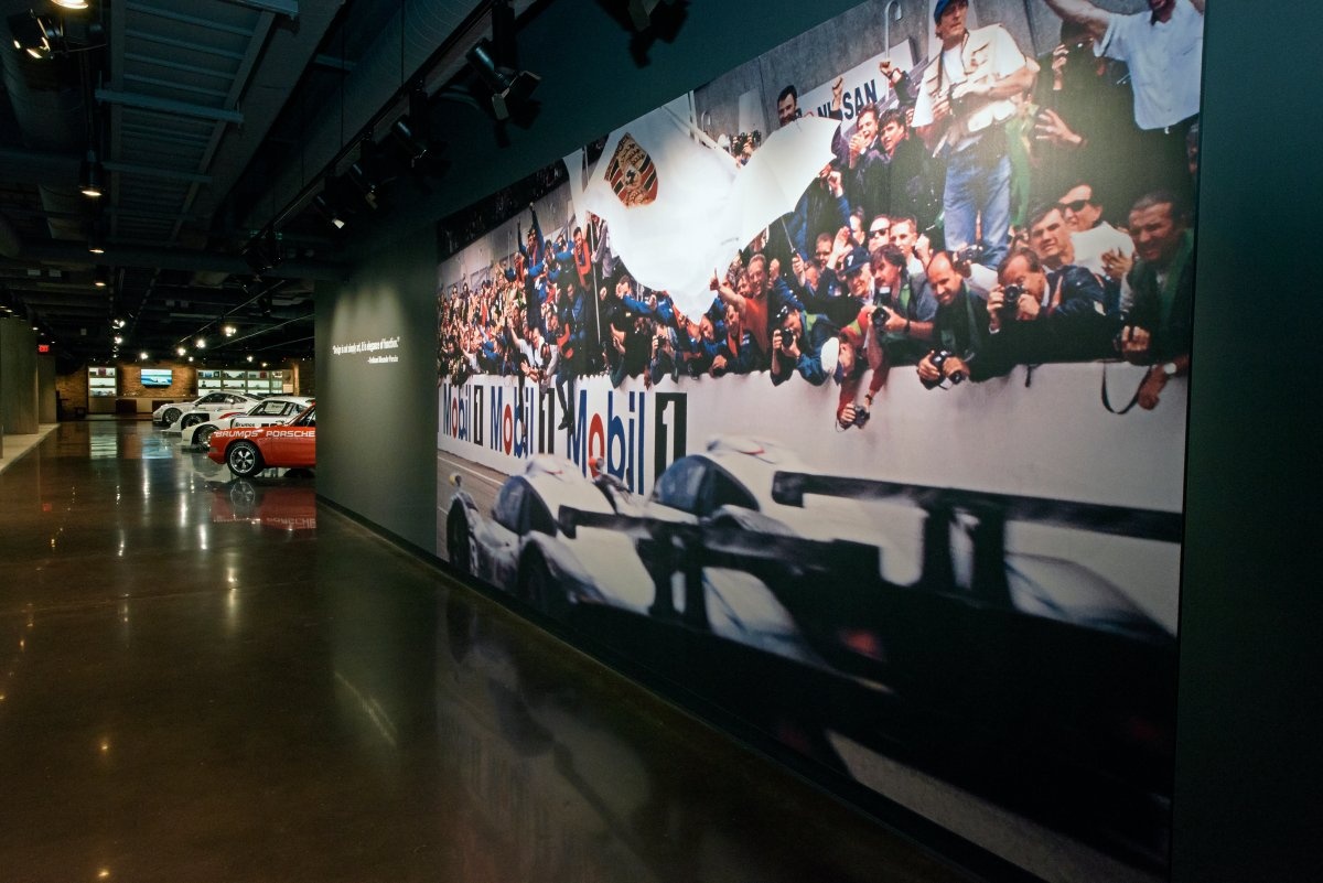 Bên trong, bạn sẽ được chiêm ngưỡng bộ sưu tập Porsche kinh điển với những cột mốc trong lịch sử công ty...