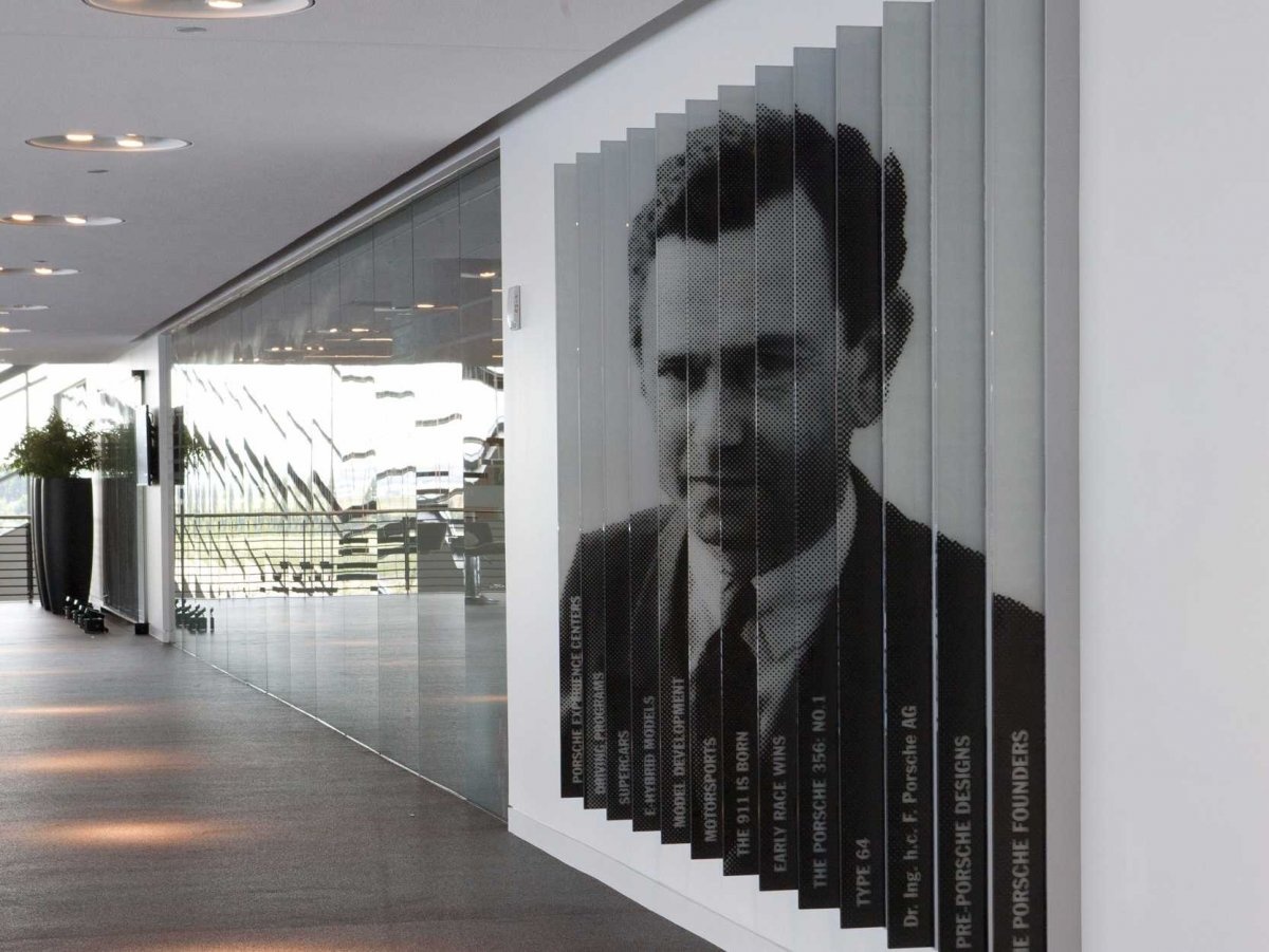 Đây là bức tranh tường mô tả chân dung của Ferry Porsche huyền thoại.