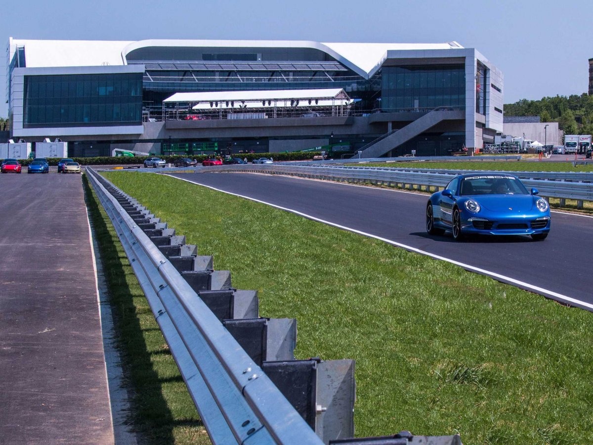 Tuy nhiên, với cơ sở mới rộng 110.000 m2, Porsche có cơ hội kết nối với các khách hàng hiện tại và cả các khách hàng tiềm năng. 