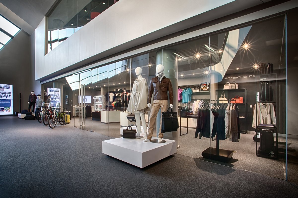 Tất nhiên, một cửa hàng quà tặng sẵn sàng phục vụ du khách.