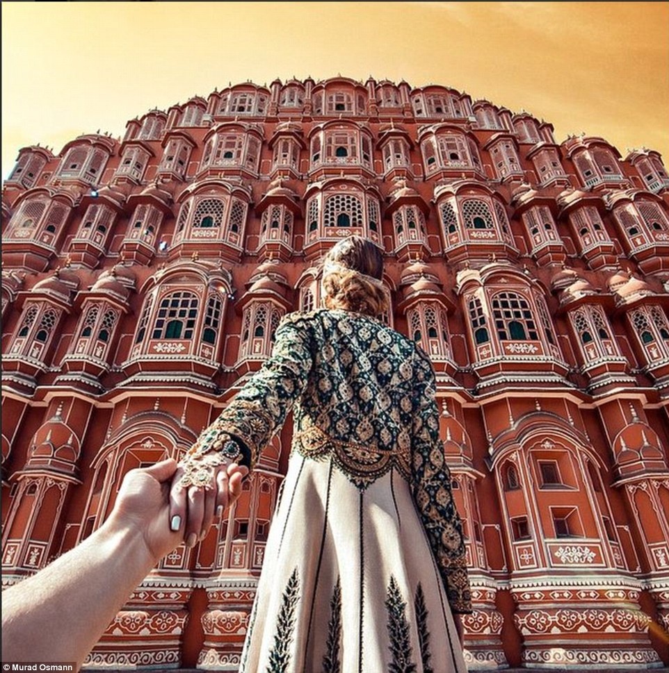 Tại Jaipur, Ấn Độ, họ đã ghé thăm Hawa Mahal - “Lâu đài của gió”.
