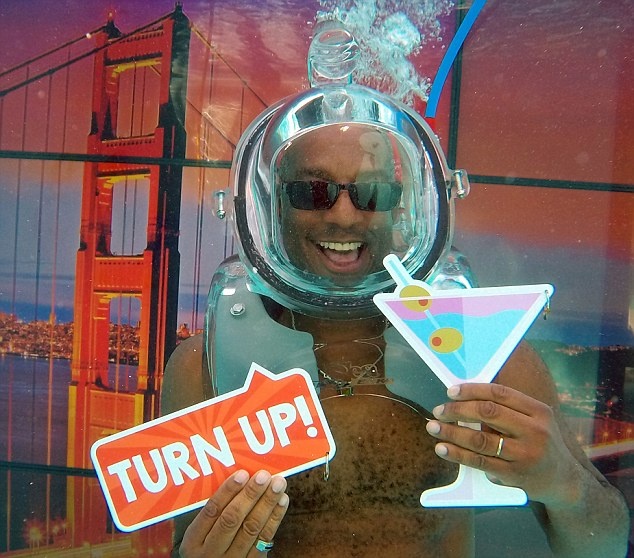 Du khách sẽ đội một mũ lặn đặc biệt, không khí được bơm vào mũ gồm oxy và một loại hương đặc biệt theo sự lựa chọn của khách. Ngoài ra, du khách còn được thưởng thức các loại sinh tố giàu oxy.