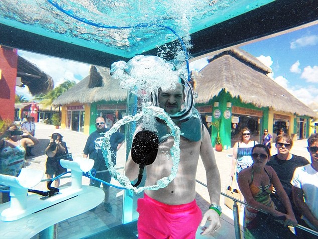 Quan bar duoi nuoc dau tien tren the gioi hinh anh