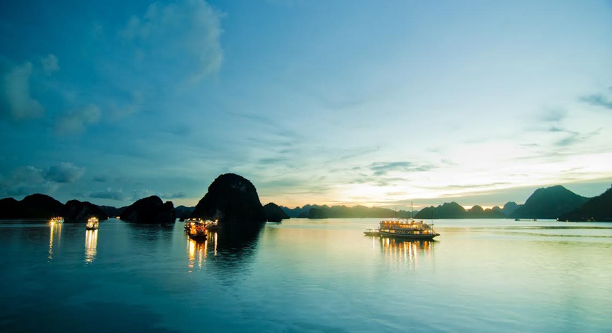 Du ngoạn vịnh Hạ Long từng được nhiều tờ báo như Forbes, CN Traveler coi là một trải nghiệm không thể bỏ qua trong đời.