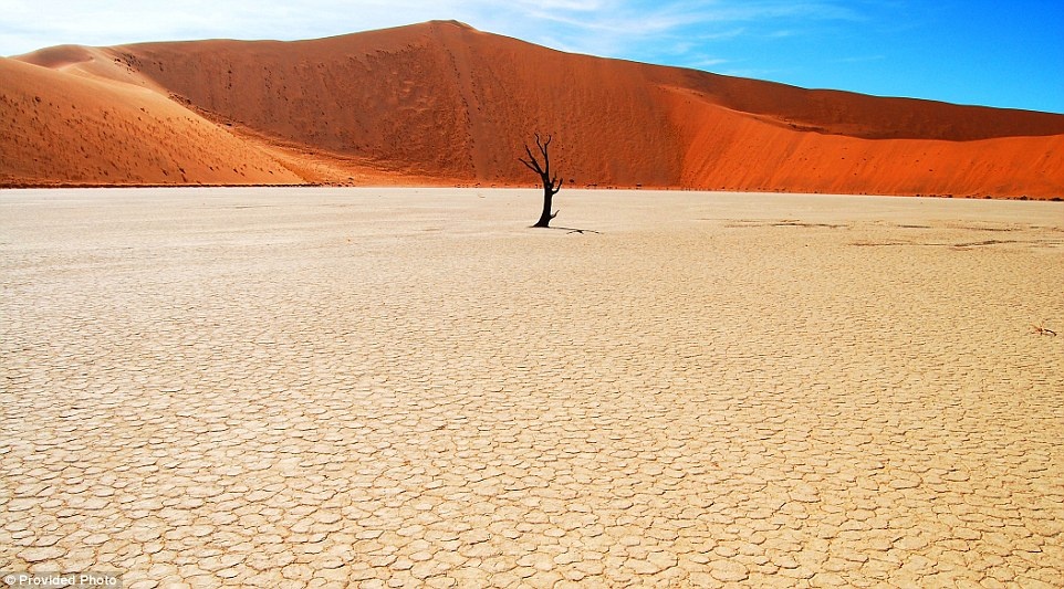 Phim được quay ở Namibia, quốc gia nằm ở phía Nam châu Phi, nổi tiếng với những hoang mạc khô cằn và các đụn cát đỏ. Nơi này được chọn để mô tả khung cảnh Australia hậu tận thế. 