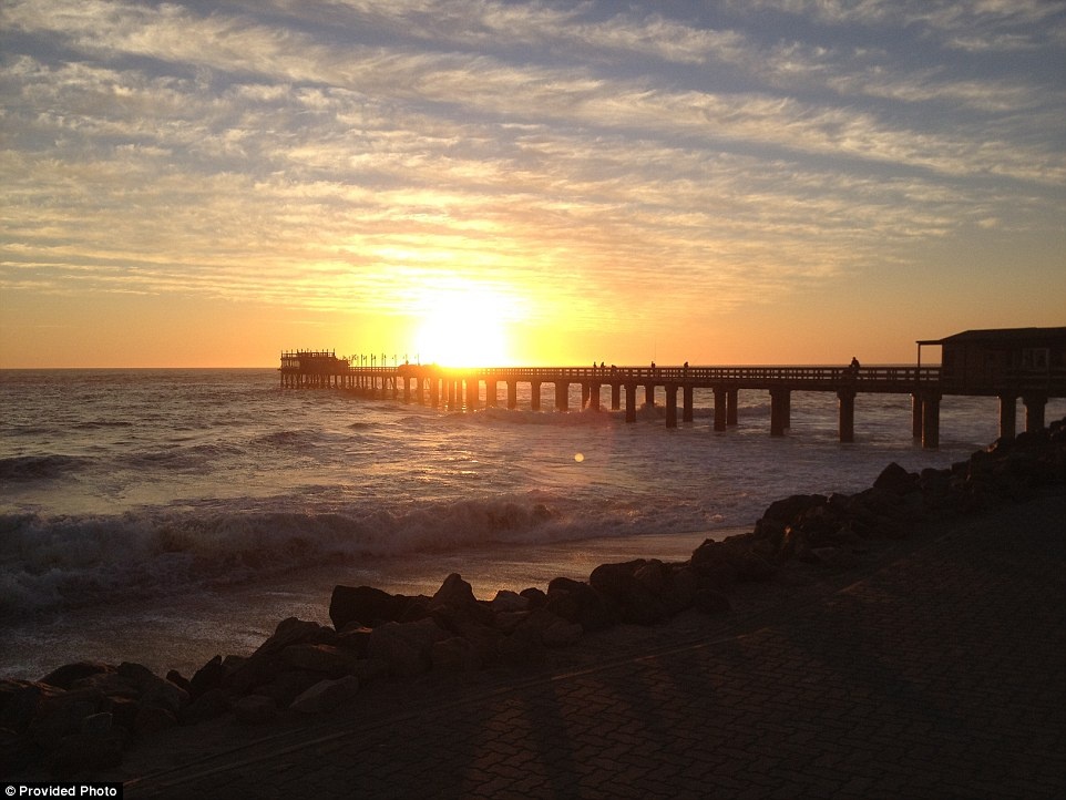 Các cảnh quay của Mad Max được thực hiện ở ngoại ô thành phố Swakopmund, nằm dọc bờ biển Đại Tây Dương. 