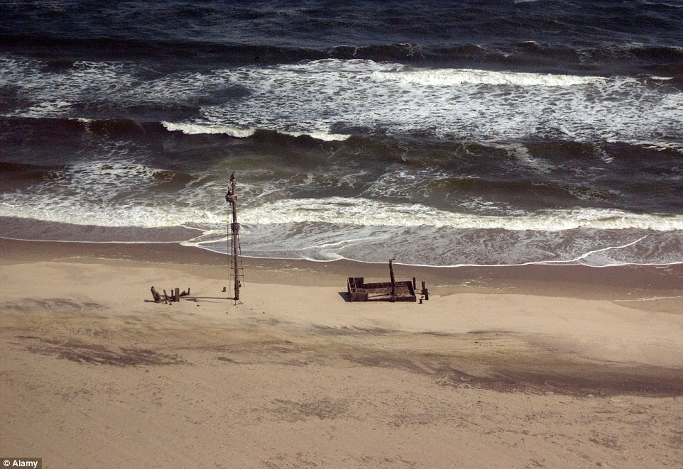 Bãi biển Skeleton, nơi sa mạc Namib gặp biển, cũng là một địa điểm hay được các nhà sản xuất phim lựa chọn. 