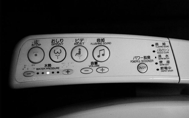 Toilet của Nhật có rất nhiều chức năng hiện đại.