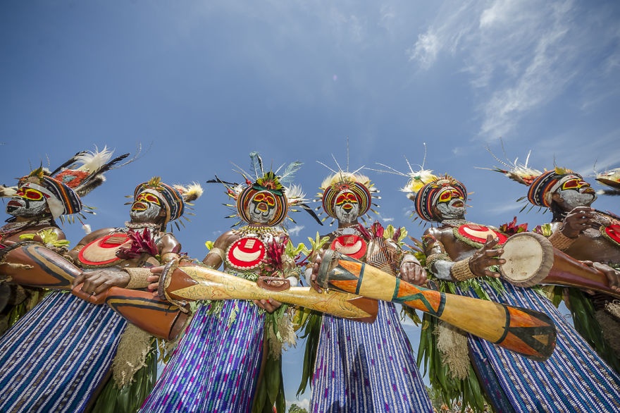 Nhiếp ảnh gia Fabien Astre đã tới Papua New Guinea để tham dự lễ hội Goroka, buổi họp mặt và thực hiện nghi lễ thổ dân lớn nhất thế giới.