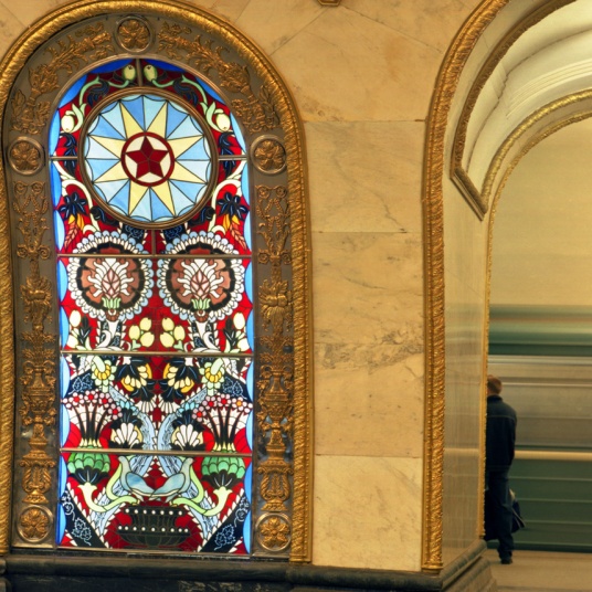 Novoslobodskaya, ga tàu được xây dựng năm 1952, được trang trí đặc biệt lộng lẫy. Kiến trúc sư  Alexey Dushkin đã không ngần ngại sử dụng nhiều loại kính màu rực rỡ.