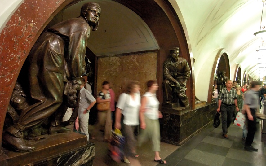 Là một trong những ga tàu cổ nhất, được xây dựng từ năm 1938, Ploshchad Revolyutsii khiến du khách choáng ngợp với những bức tượng lớn.