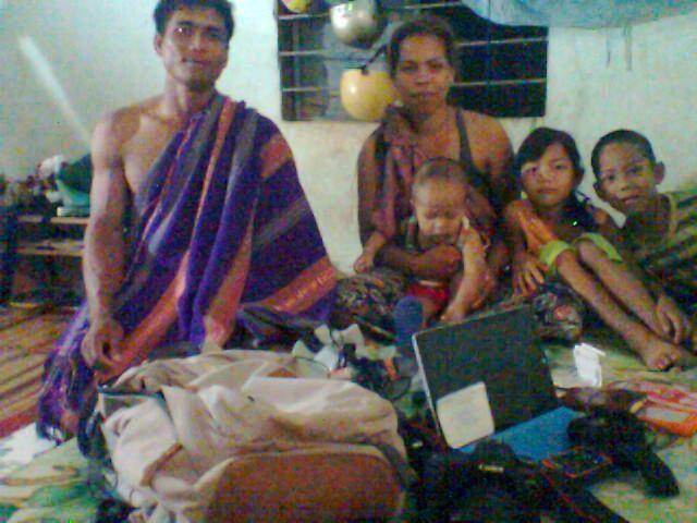 Một gia đình ở Tây Nguyên đã nhặt được balô của Chris.