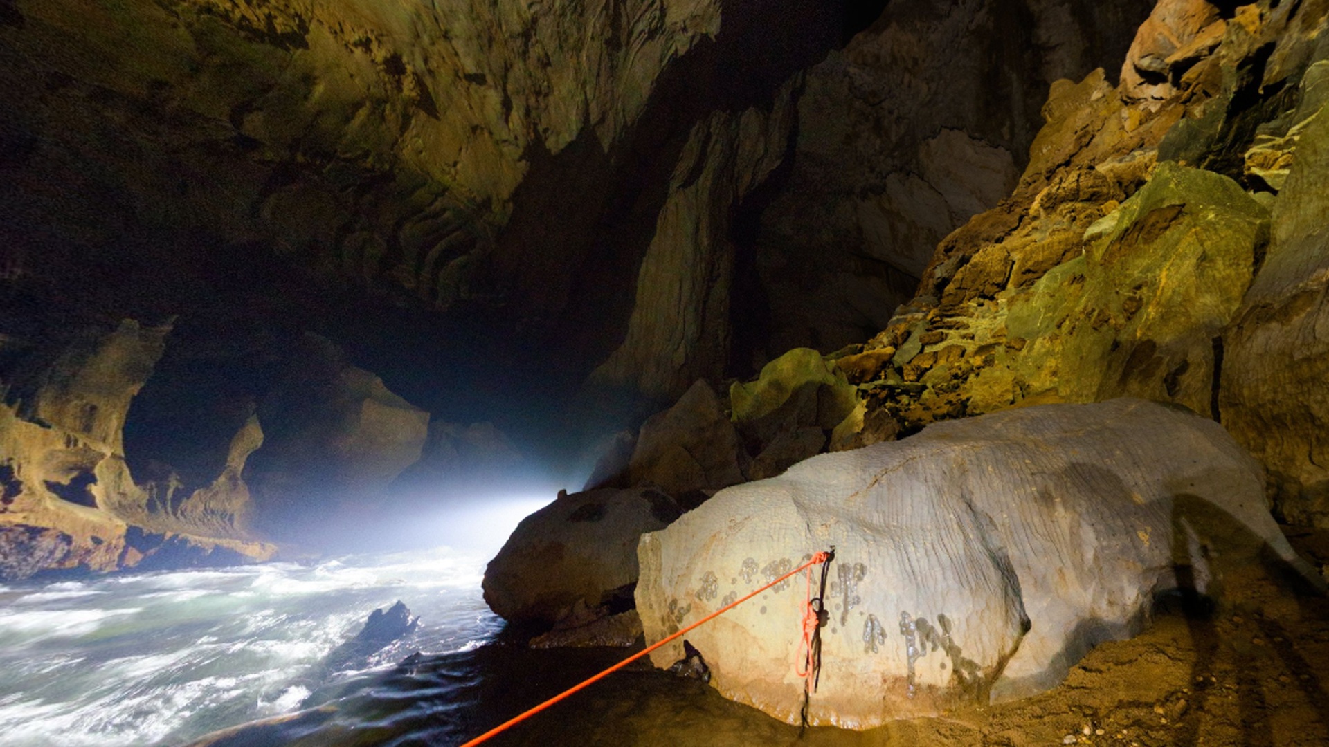 Một dòng sông lớn và xiết chảy xuyên qua hang. Chính dòng nước này đã kiến tạo kỳ quan thiên nhiên tuyệt mỹ Sơn Đoòng sau hàng trăm nghìn năm. Nơi ta đang đứng có mực nước khá thấp, cho phép các nhà thám hiểm vượt qua. Vào mùa mưa, nước dâng cao khiến không ai có thể sang sông an toàn.
