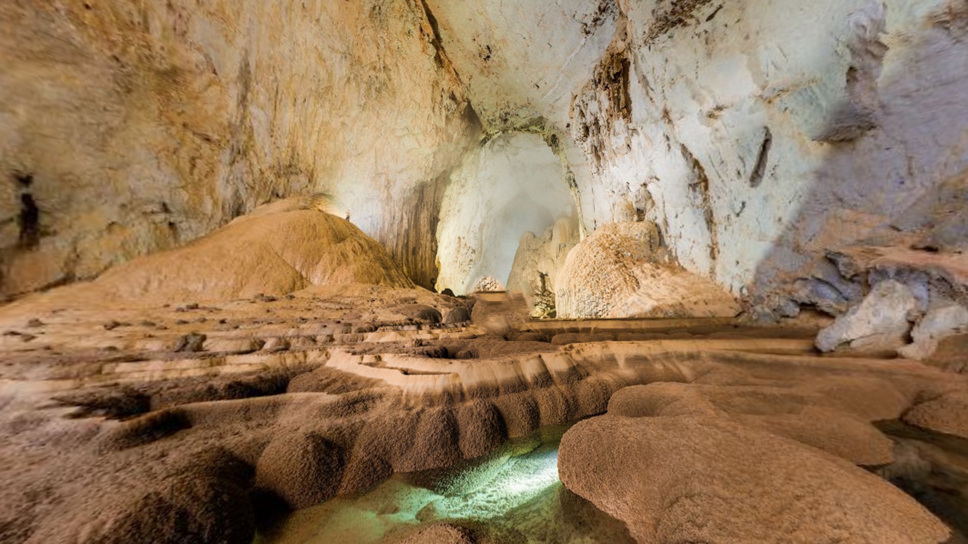 Bạn đang đứng ở khoảng giữa hai mảng sụt. Đoạn này của hang là hóa thạch nguyên sơ và không bị ngập nước trong thời gian gần đây. Phần hang này không bị ảnh hưởng bởi các nhân tố bên ngoài, dẫn tới sự hình thành của các bầu hóa thạch lộng lẫy do nước nhỏ từ trần hang xuống.