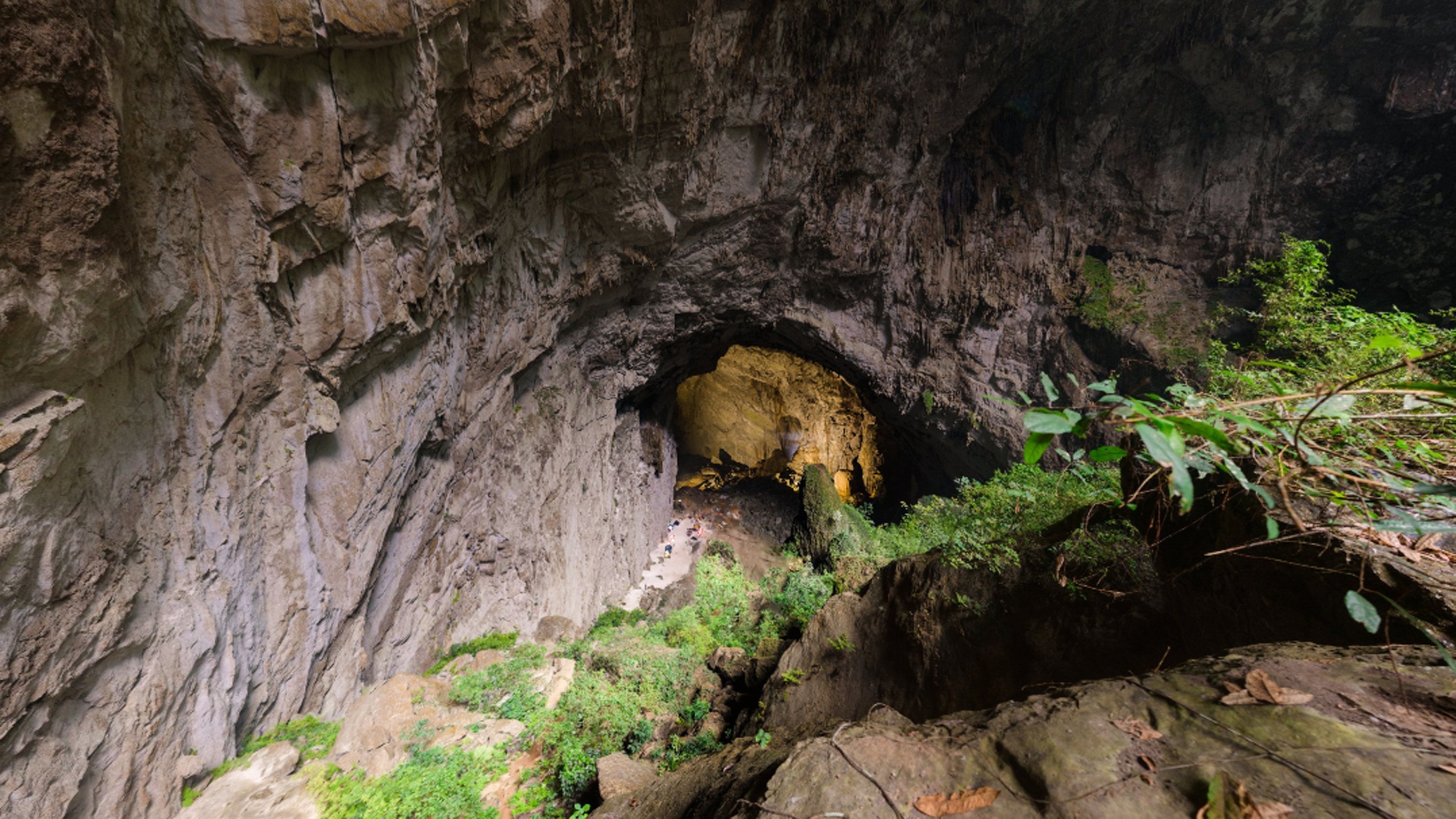 Thám hiểm Sơn Đoòng là đặc quyền dành cho một số ít người trên thế giới. Chính phủ Việt Nam đã cân nhắc và giới hạn việc khai thác du lịch tại hang Sơn Đoòng.