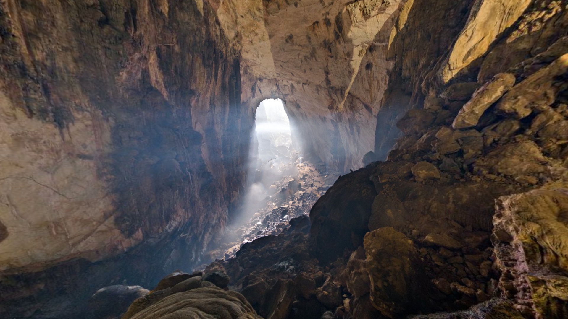 Giờ bạn đang đứng trên đỉnh tảng Chân Chó. Nhìn về phía nam bạn có thể thấy con dốc đá khổng lồ. Một người đứng trước luồng sáng cho bạn hình dung độ lớn của cửa hang.