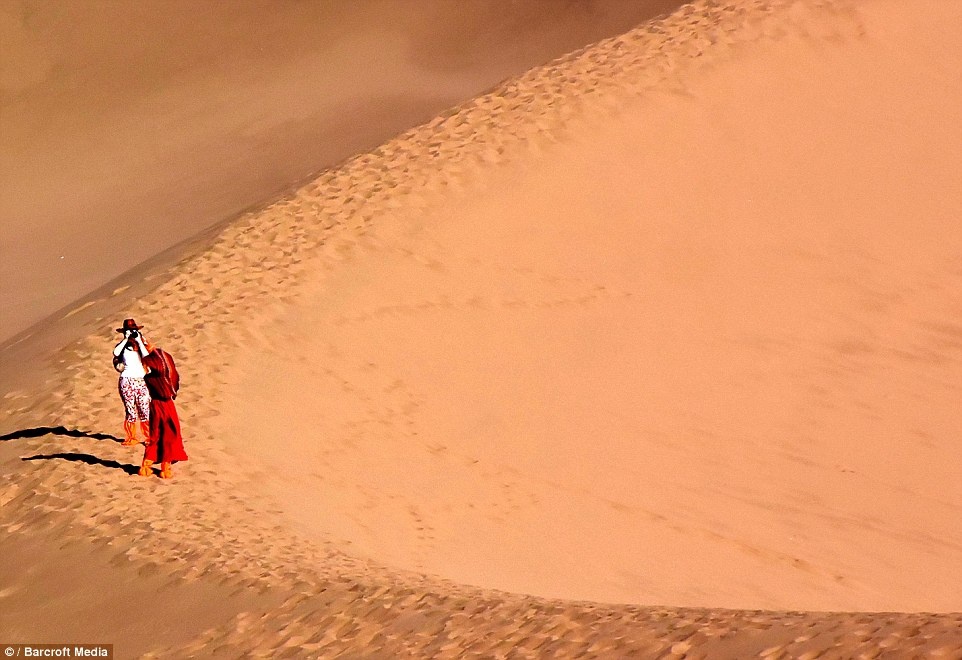 Chuyến đi khám phá sa mạc đem lại cho du khách cơ hội chụp những bức ảnh quý giá làm kỷ niệm.