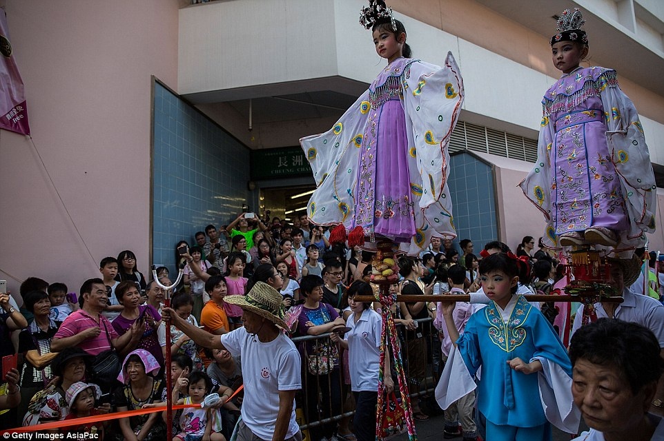Lễ hội cướp bánh bao Cheung Chau là sự kiện đặc biệt kéo dài một tuần, thu hút khoảng 70.000 người đến với hòn đảo Cheung Chau nhỏ bé cách thành phố Hong Kong chưa đầy 10 km.