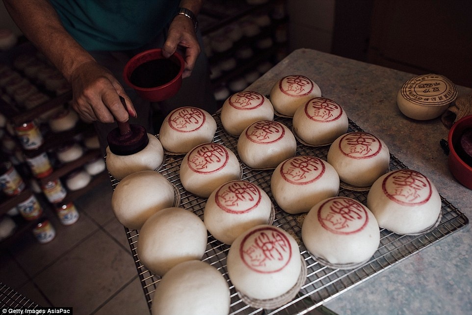 Hàng nghìn chiếc bánh bao có dấu may mắn sẽ được phát cho đám đông.