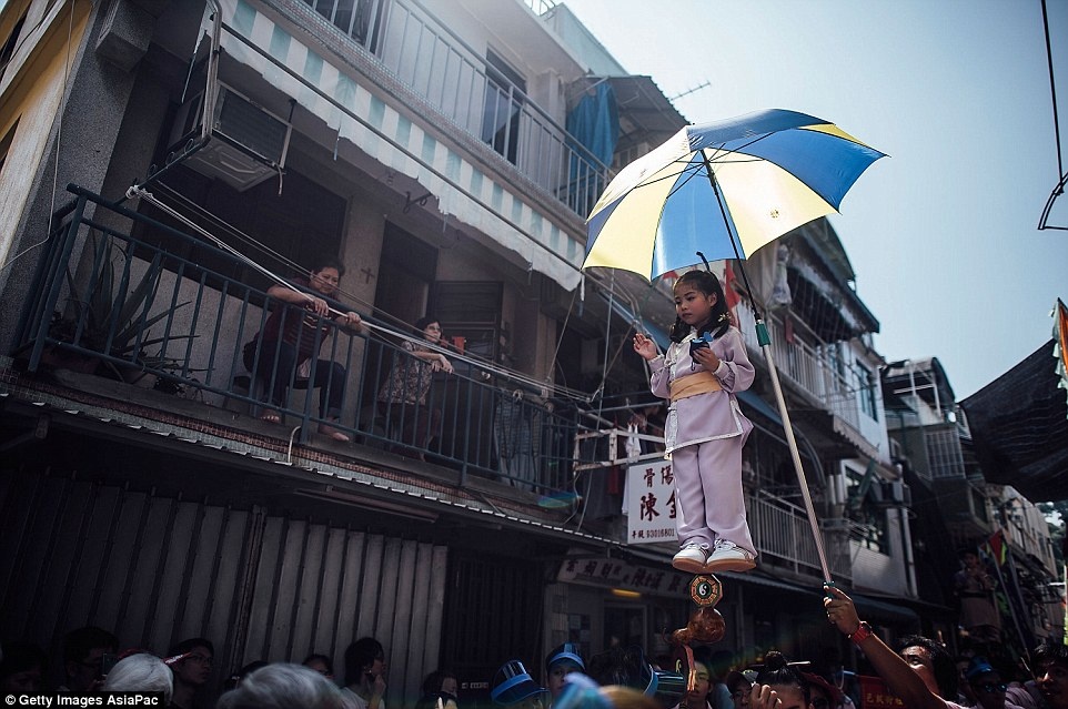 Để đảm bảo truyền thống được tiếp nối, ban tổ chức đã kết hợp thêm những yếu tố mới như các ngôi sao nhạc trẻ.