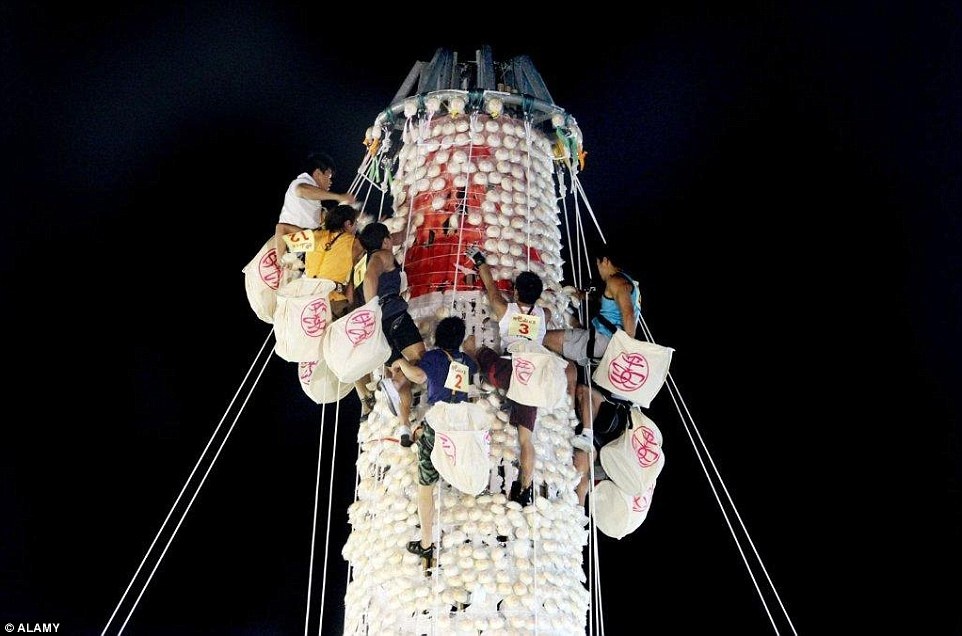 Leo cot cuop banh bao trong le hoi tai Hong Kong hinh anh