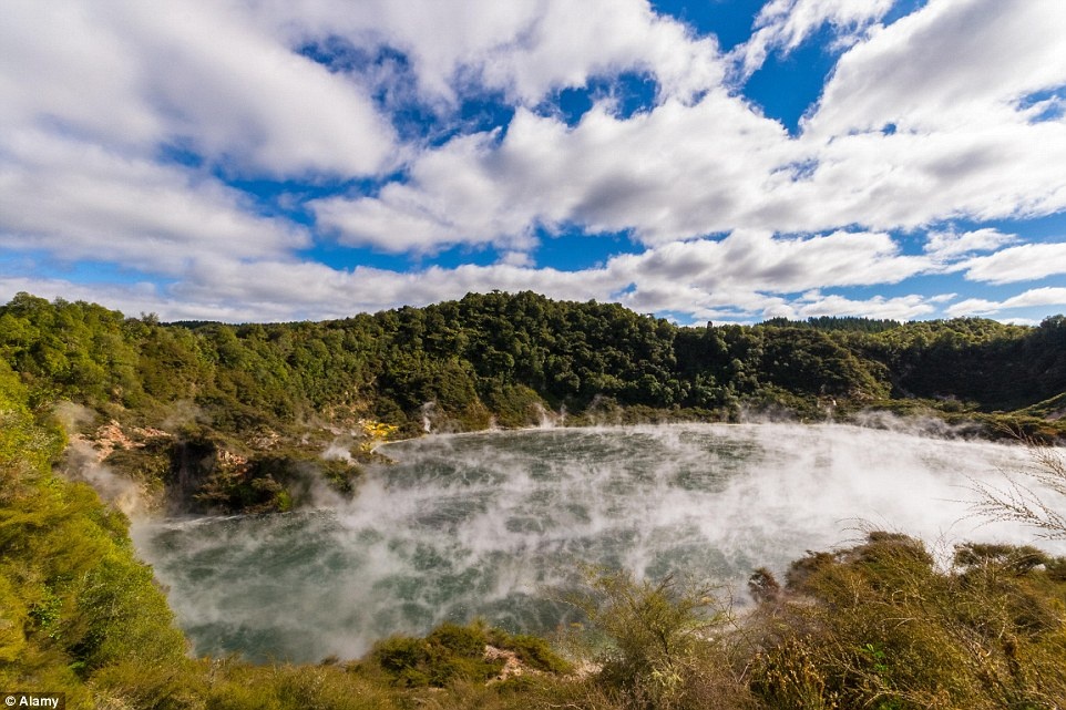Hồ Chảo Rang (New Zealand): 50-60 độ C - hồ nước nóng nhất hành tinh.