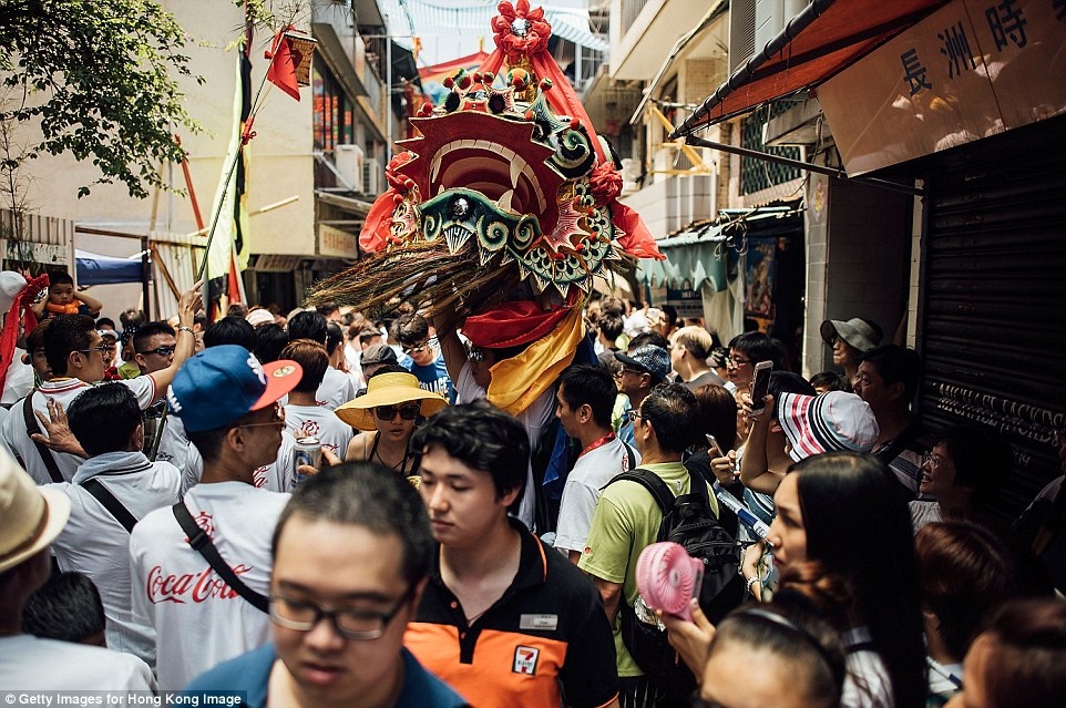 12 thí sinh được tuyển chọn kỹ lưỡng sẽ có 3 phút để lấy được càng nhiều bánh bao càng tốt.