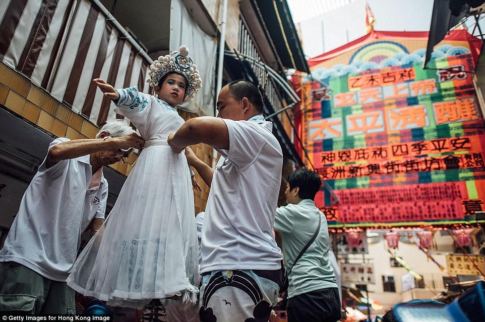 Các diễn viên múa lân đi dọc phố, góp phần tạo không khí sôi động cho lễ hội.